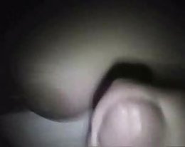 彼らがファック前に変態男が赤ん坊の足を舐める