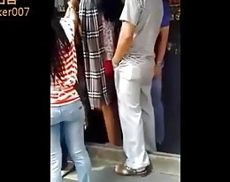 アジアの女の子を示して足