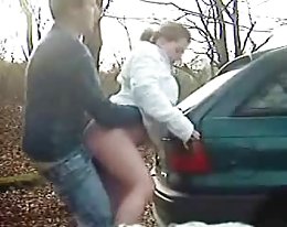 美しいブルネット ティーン ジェナ ロスは、官能的なマッサージを取得