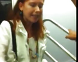 ホテルの部屋で驚くばかりの女の子が犯される